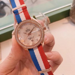 欧米茄 OMEGA 海马系列 AQUA TERRA 至臻天文台女士腕表环镶璀璨美钻，诠释情致迷人风范。表盘以白色珍珠母贝制成，平添柔和细腻质感，搭配镶钻小时刻度。全新尼龙表带与牛皮表带，不同组合，焕新风采。腕表与表带和谐相称，让您尝试不同的搭配方式，收获无限惊喜发掘专属于您的个性腕表造型！