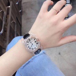 卡地亚 CARTIER 蓝气球奢华系列，316L精钢材质，简约又别具品味，摒弃了现代盛行的繁复华丽的修饰，以简约重新诠释唯美，打造独家高品质，采用高级珍珠贝母制作出表盘，优雅精致高贵气质尽显无漏。尺寸36mm*12mm。