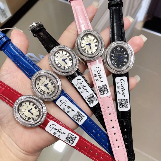 实拍 Cartier HYPNOSE系列腕表卡地亚椭圆双环交叠,演绎卡地亚柔美细腻的标志性风格。腕表灵动深邃,玫瑰金表壳镶嵌明亮式切割圆钻,太阳纹放射效果的表盘与剑形蓝钢指针,搭配鳄鱼皮带 典雅又唯美,再随机配送一条牛皮 30*26mm小号表款,搭配瑞士石英机芯,非常适合女性佩戴。 实拍 Cartier HYPNOSE系列腕表卡地亚椭圆双环交叠,演绎卡地亚柔美细腻的标志性风格。腕表灵动深邃,玫瑰金表壳镶嵌明亮式切割圆钻,太阳纹放射效果的表盘与剑形蓝钢指针,搭配鳄鱼皮带 典雅又唯美,再随机配送一条牛皮 30*26mm小号表款,搭配瑞士石英机芯,非常适合女性佩戴。