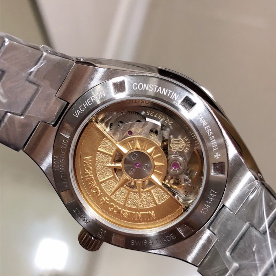 实拍【Vacheron Constantin江诗丹顿】纵横四海系列OVERSEAS女款小号型钢带款——一款极具魅力和旅行精神的女性腕表【表壳】直径36mm适合大部分女性佩戴,84颗圆形切割施华洛水更是钻璀璨夺目 【表盘】简约的大三针设计 旭日纹缎面拉丝的工艺处理 深邃优雅 时标均带白色夜光涂层 【机芯】CITIZEN8系列改Cal.5300机芯(机芯稳定零返修 ) 原装18k纳米镀金质摆陀! 实拍【Vacheron Constantin江诗丹顿】纵横四海系列OVERSEAS女款小号型钢带款——一款极具魅力和旅行精神的女性腕表【表壳】直径36mm适合大部分女性佩戴,84颗圆形切割施华洛水更是钻璀璨夺目 【表盘】简约的大三针设计 旭日纹缎面拉丝的工艺处理 深邃优雅 时标均带白色夜光涂层 【机芯】CITIZEN8系列改Cal.5300机芯(机芯稳定零返修 ) 原装18k纳米镀金质摆陀!
