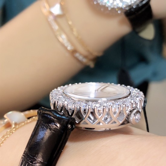 实拍 萧邦新款不断 重点推荐 重磅来袭 LHEUR DU DIAMANT珠宝镶系列,全套精钢镂空打造,光滑精致无暇,采用最新手法三爪镶石工艺,与原装正品一致,尺寸及细节完美至无可挑剔,整表美轮美奂由你任意搭配出行或各种宴会派对,该款专用进口机械机芯,整机保持原状态无改动,稳定性众所周知!表扣饱满不显臃肿,七颗钻石及整个表扣呈现的弧度与镂空的鸟巢壳身完美绝配,搭配之对应效果令你无可挑剔,表带制作精良,狠下本钱采用进口高光牛皮 一点也不逊于市场的一般鳄鱼皮 实拍 萧邦新款不断 重点推荐 重磅来袭 LHEUR DU DIAMANT珠宝镶系列,全套精钢镂空打造,光滑精致无暇,采用最新手法三爪镶石工艺,与原装正品一致,尺寸及细节完美至无可挑剔,整表美轮美奂由你任意搭配出行或各种宴会派对,该款专用进口机械机芯,整机保持原状态无改动,稳定性众所周知!表扣饱满不显臃肿,七颗钻石及整个表扣呈现的弧度与镂空的鸟巢壳身完美绝配,搭配之对应效果令你无可挑剔,表带制作精良,狠下本钱采用进口高光牛皮 一点也不逊于市场的一般鳄鱼皮