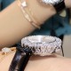 实拍 萧邦新款不断 重点推荐 重磅来袭 LHEUR DU DIAMANT珠宝镶系列,全套精钢镂空打造,光滑精致无暇,采用最新手法三爪镶石工艺,与原装正品一致,尺寸及细节完美至无可挑剔,整表美轮美奂由你任意搭配出行或各种宴会派对,该款专用进口机械机芯,整机保持原状态无改动,稳定性众所周知!表扣饱满不显臃肿,七颗钻石及整个表扣呈现的弧度与镂空的鸟巢壳身完美绝配,搭配之对应效果令你无可挑剔,表带制作精良,狠下本钱采用进口高光牛皮 一点也不逊于市场的一般鳄鱼皮 实拍 萧邦新款不断 重点推荐 重磅来袭 LHEUR DU DIAMANT珠宝镶系列,全套精钢镂空打造,光滑精致无暇,采用最新手法三爪镶石工艺,与原装正品一致,尺寸及细节完美至无可挑剔,整表美轮美奂由你任意搭配出行或各种宴会派对,该款专用进口机械机芯,整机保持原状态无改动,稳定性众所周知!表扣饱满不显臃肿,七颗钻石及整个表扣呈现的弧度与镂空的鸟巢壳身完美绝配,搭配之对应效果令你无可挑剔,表带制作精良,狠下本钱采用进口高光牛皮 一点也不逊于市场的一般鳄鱼皮