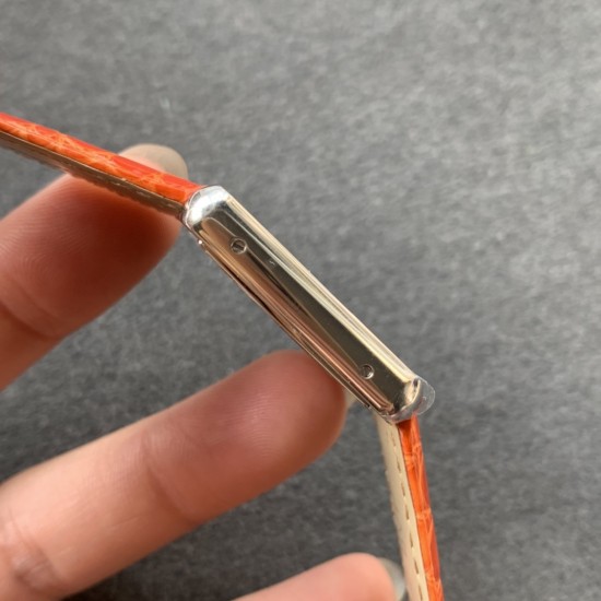 K11厂出品！升级V2版[强][强][强]顶级完美复刻的卡地亚TANK 坦克系列，[闪电]精钢版[闪电]有小号2431,中号2734,两个尺寸，顶级完美复刻，细节打磨，指针颜色，把头弧度，原厂鳄鱼皮带，底盖编码，均与正品一致！配贴码，一表一码！十种颜色表带！