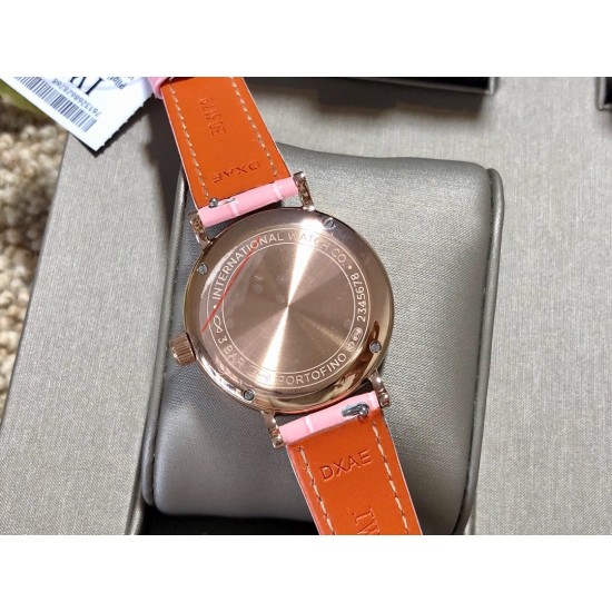 实拍【IWC 2019推出女士全新 Portofino波涛菲诺系列】1⃣️:壳套尺寸34mm/8.8mm采用316精钢材质打磨,每个壳套全程CNC处理所有细节达到完美2⃣️:采用进口日本9015天文台级别经过本厂严格把控 调试 达到零返修稳定性3⃣️:采用瑞士蓝宝石镜面 通透明亮4⃣️字面采用简洁的条丁罗马和表盘十二颗 设计呈现出精致典雅之感5⃣️:表带采用原装快速更换系统 搭配意大利小牛皮皮质柔软细腻:有六种颜色可选(绿色,兰色,黑色,深棕,酒红,粉色)6⃣️:原装表扣采用316精钢材质打磨 实拍【IWC 2019推出女士全新 Portofino波涛菲诺系列】1⃣️:壳套尺寸34mm/8.8mm采用316精钢材质打磨,每个壳套全程CNC处理所有细节达到完美2⃣️:采用进口日本9015天文台级别经过本厂严格把控 调试 达到零返修稳定性3⃣️:采用瑞士蓝宝石镜面 通透明亮4⃣️字面采用简洁的条丁罗马和表盘十二颗 设计呈现出精致典雅之感5⃣️:表带采用原装快速更换系统 搭配意大利小牛皮皮质柔软细腻:有六种颜色可选(绿色,兰色,黑色,深棕,酒红,粉色)6⃣️:原装表扣采用316精钢材质打磨