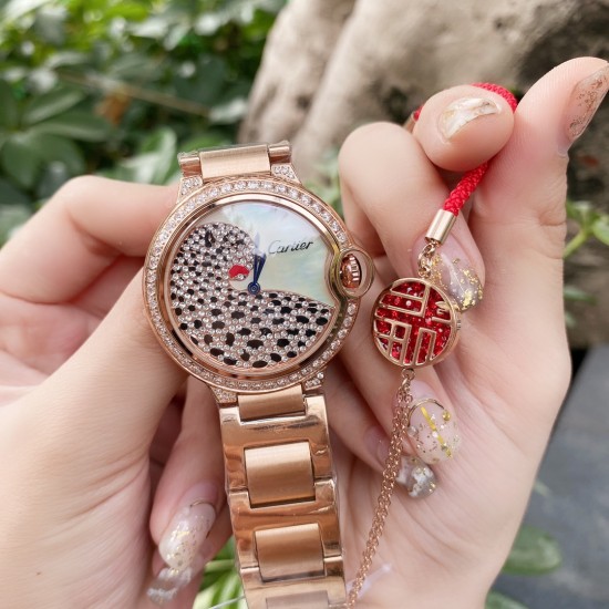 新年特惠送福饰品CARTIER卡卡 ,蓝气球奢华系列,自然光实拍,超美摒弃了现代盛行的繁复华丽的修饰,以经典又潮流的元素重新诠释唯美,高贵气质尽显无漏!打造独家高超品质.台湾厂四件套外壳,瑞士石英机芯,鱼眼蓝宝石镜面,11色牛皮表带可选,原装折叠表扣,尺寸:36mm 新年特惠 先到先得 新年特惠送福饰品CARTIER卡卡 ,蓝气球奢华系列,自然光实拍,超美摒弃了现代盛行的繁复华丽的修饰,以经典又潮流的元素重新诠释唯美,高贵气质尽显无漏!打造独家高超品质.台湾厂四件套外壳,瑞士石英机芯,鱼眼蓝宝石镜面,11色牛皮表带可选,原装折叠表扣,尺寸:36mm 新年特惠 先到先得