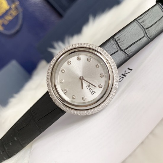 实拍 伯爵-PIAGET 女士腕表 瑞士石英机芯 316L精钢表壳 真牛皮表带 尺寸34*8mm 蓝宝石玻璃镜面 简约的设计,大胆而多彩的配色,以及旋转表圈是伯爵品牌 Possession腕表的特质所在。通过品牌制表师们天马星空的创意,将各个亮色的表带与贵金属、钻石、精钢材质相融,通过圆形盘面的演绎,令全新的 Possession腕表越发闪耀夺目,给人眼前一亮之感。 实拍 伯爵-PIAGET 女士腕表 瑞士石英机芯 316L精钢表壳 真牛皮表带 尺寸34*8mm 蓝宝石玻璃镜面 简约的设计,大胆而多彩的配色,以及旋转表圈是伯爵品牌 Possession腕表的特质所在。通过品牌制表师们天马星空的创意,将各个亮色的表带与贵金属、钻石、精钢材质相融,通过圆形盘面的演绎,令全新的 Possession腕表越发闪耀夺目,给人眼前一亮之感。