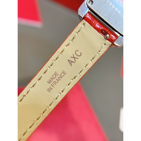 卡地亚-美国坦克-Cartier Tank Amricaine腕表,小号表款,三码合一。采用蓝宝水石晶镜面,瑞士石英机芯。原版开模,精钢表壳,八角形表冠,镶嵌一颗合成蓝色尖晶石,镀银表盘,剑形蓝钢指针,搭配原装光面折叠表扣,采用进口多色小牛皮。腕大表器优雅,深行受家青睐。表壳尺寸:34.80 x 19.00毫米。 卡地亚-美国坦克-Cartier Tank Amricaine腕表,小号表款,三码合一。采用蓝宝水石晶镜面,瑞士石英机芯。原版开模,精钢表壳,八角形表冠,镶嵌一颗合成蓝色尖晶石,镀银表盘,剑形蓝钢指针,搭配原装光面折叠表扣,采用进口多色小牛皮。腕大表器优雅,深行受家青睐。表壳尺寸:34.80 x 19.00毫米。