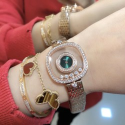 实拍 萧邦新增绿色表盘HAPPY DIAMONDS系列快乐钻腕表 3层蓝宝石玻璃镜面 我们就是自己的神话 原厂瑞士石英机芯 镜面内5颗快乐钻自由转动 活动钻石围绕表盘回旋起舞 制作精巧的表壳玩味透明概念 chopard家标志性的Happy钻石在两片蓝宝石水晶玻璃 形成的空间内自由滑动 充分展现自由和欢快的感觉 表壳顶端与底端各缀有一圈钻石 树叶形指针 较小的同心圆为珍珠母贝质地 呈圆满的球型 两个同心圆环上皆全手工镶有钻石 七颗灵动钻石如悬空漂浮一般 细节见真知。