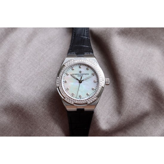 ★实拍 Vacheron Constantin江诗丹顿纵横四海系列OVERSEAS女款小号型2300v/2305v【表壳】表径3610.8mm 同步原装 质感细腻大方 蓝宝石镜面【字面】表盘经旭日纹缎面拉丝工艺处理 深邃优雅 18k金时标均带白色夜光涂层【机芯】CITIZEN8系列改Cal.5300机芯(机芯稳定零返修 )后原装18k纳米镀金质摆陀【表带扣】半马其他十字三片折叠式表扣 进口牛皮表带越欣赏 越懂欣赏 ★实拍 Vacheron Constantin江诗丹顿纵横四海系列OVERSEAS女款小号型2300v/2305v【表壳】表径3610.8mm 同步原装 质感细腻大方 蓝宝石镜面【字面】表盘经旭日纹缎面拉丝工艺处理 深邃优雅 18k金时标均带白色夜光涂层【机芯】CITIZEN8系列改Cal.5300机芯(机芯稳定零返修 )后原装18k纳米镀金质摆陀【表带扣】半马其他十字三片折叠式表扣 进口牛皮表带越欣赏 越懂欣赏