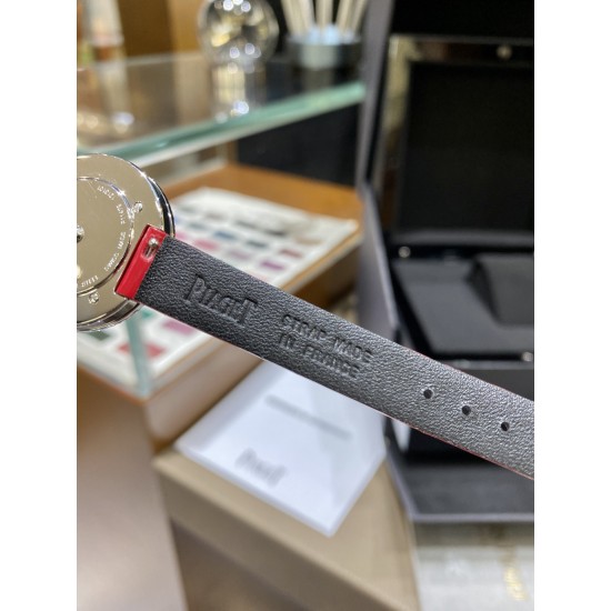 全网女生听我的!买它…❤️。 伯爵“时来运转”顶级奢侈品入门款精致的 29mm尺寸大小!第一眼看到它的时候我一眼就中,首先是外观设计足够百搭,➕上外层一圈可来回转动 很有寓意、一起“转动,遇见非凡”。上手很秀气,彩色鳄鱼皮可轻松拆卸 看上去就高端,机芯采用瑞士进口石英机芯,螺旋式表圈316L精钢打磨抛光 表面光亮如镜、表盘内圈钻石刻度 11颗⭕️圆形美钻(约0.07克拉)外圈一颗圆形美钻(约0.05克拉) 全网女生听我的!买它…❤️。 伯爵“时来运转”顶级奢侈品入门款精致的 29mm尺寸大小!第一眼看到它的时候我一眼就中,首先是外观设计足够百搭,➕上外层一圈可来回转动 很有寓意、一起“转动,遇见非凡”。上手很秀气,彩色鳄鱼皮可轻松拆卸 看上去就高端,机芯采用瑞士进口石英机芯,螺旋式表圈316L精钢打磨抛光 表面光亮如镜、表盘内圈钻石刻度 11颗⭕️圆形美钻(约0.07克拉)外圈一颗圆形美钻(约0.05克拉)