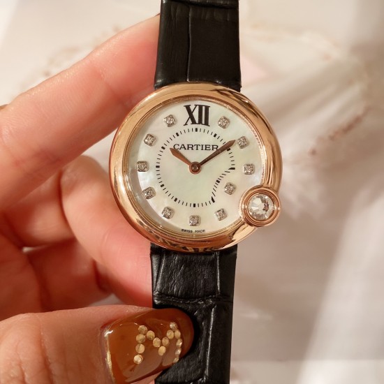 向每一天告白,卡地亚Ballon Blanc de Cartier系列!尺寸30mm!专柜正品同步版本 2019新款最美告白气球,进口机芯,鱼眼水晶玻璃表盘, 4时位置镶嵌明亮式切割菱形圆钻,316L精钢表壳,低调表带上手无敌舒适美,小红书推荐率超高。实物拍摄品质如一! 向每一天告白,卡地亚Ballon Blanc de Cartier系列!尺寸30mm!专柜正品同步版本 2019新款最美告白气球,进口机芯,鱼眼水晶玻璃表盘, 4时位置镶嵌明亮式切割菱形圆钻,316L精钢表壳,低调表带上手无敌舒适美,小红书推荐率超高。实物拍摄品质如一!