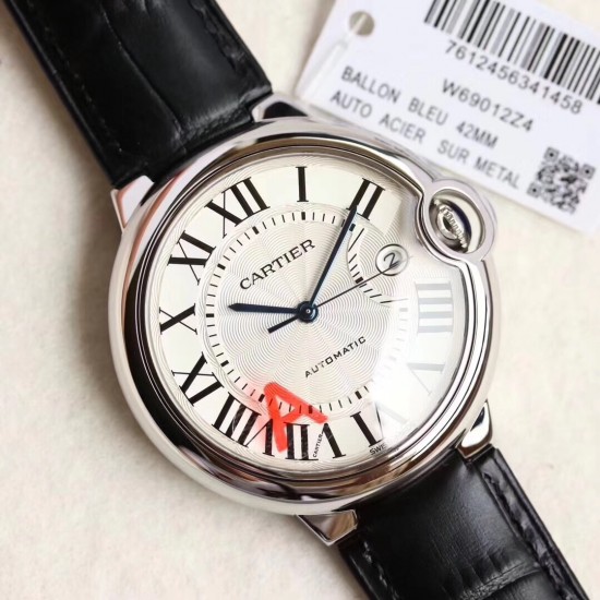 卡地亚 「 Cartier 」原装1:1复刻 、凸面弧形表壳,扭索雕纹表盘,剑形指针,在卡地亚制表世界中,Ballon Bleu 蓝气球腕表以风格细腻,格调高雅著称。 卡地亚 「 Cartier 」原装1:1复刻 、凸面弧形表壳,扭索雕纹表盘,剑形指针,在卡地亚制表世界中,Ballon Bleu 蓝气球腕表以风格细腻,格调高雅著称。