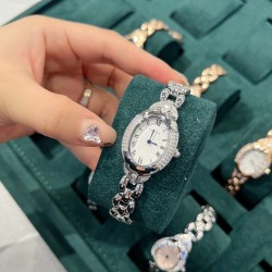 卡地亚-Cartier❥镂空托月盘的卡地亚沙特限量版❥316精钢材质❥进口石英机芯❥表盘直径30mm，厚度7.5mm❥相信懂表的老玩家们都清楚，先有他的雏形后才有那万人空巷的蓝气球的诞生 ，前沿～佛系XX厂家走访瑞士民间收藏坊才淘到这难得的限量版宝贝，一比一重新开模定制，最大限度的还原臻品 表壳三件套都与正品通用，玻璃3点位月牙斜度是cnc雕刻，并非用模具压制