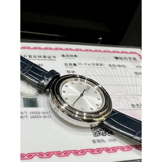 真钻来了 伯爵“时来运转”顶级奢侈品入门款第一眼看到它的时候我一眼就中,首先是外观设计足够百搭,➕上外层一圈可来回转动 很有寓意、一起“转动,遇见非凡”。大号34mm,深蓝色鳄鱼皮可轻松拆卸 看上去就高端,机芯采用瑞士进口石英机芯,螺旋式表圈316L精钢打磨抛光 表面光亮如镜、表盘内圈钻石刻度真钻,圈口外镶2.5分真钻 ,字面刻度11颗真钻,内外都是真钻 ,如假包换附上一表一证 真钻来了 伯爵“时来运转”顶级奢侈品入门款第一眼看到它的时候我一眼就中,首先是外观设计足够百搭,➕上外层一圈可来回转动 很有寓意、一起“转动,遇见非凡”。大号34mm,深蓝色鳄鱼皮可轻松拆卸 看上去就高端,机芯采用瑞士进口石英机芯,螺旋式表圈316L精钢打磨抛光 表面光亮如镜、表盘内圈钻石刻度真钻,圈口外镶2.5分真钻 ,字面刻度11颗真钻,内外都是真钻 ,如假包换附上一表一证