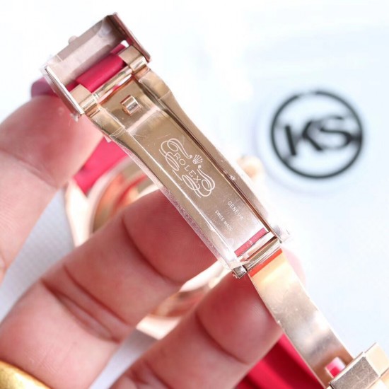 顶级做工KS出品：升级版劳力士金游艇Rolex yacht Master 116695SATS “糖豆”震撼来袭[色] 再度升级，糖豆彩钻版，集合上一代版本的优良做工，业内最顶尖的宝石工艺，同时全面升级基础不锈钢材质，使用真正的日本含镍不锈钢材料作为基础材料，模仿正品的永恒玫瑰金金钢技术，镀层更加持久耐用，耐腐蚀。装载2836、3135机芯，尺寸40mm。蓝光放大镜，超强夜光！现下单额外赠送胶带一副！
