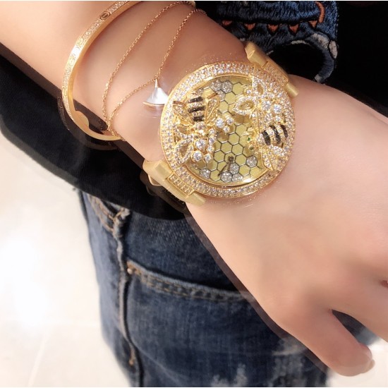 实拍 Cartier-卡地亚 创意宝石BESTIAIRE系列 HPI00480 珐琅 40毫米 石英机芯 女士腕表 黄金表盘 镶钻 半透明黄色内填珐琅 2只黄金蜜蜂装饰 镶嵌明亮式切割圆钻 黄色钻石及黑色珐琅条纹 4枚祖母绿蜂眼 这款腕表由尊贵超凡的金属雕琢而成 并衬以珍奇夺目的宝石 堪称高级珠宝中的真正典范 不仅如此 把一株繁茂的植物或者一只惊艳的动物设计成为表盘的造型 既给品牌创意增添了一丝神秘 又在作品中蕴藏了一份雅致 实拍 Cartier-卡地亚 创意宝石BESTIAIRE系列 HPI00480 珐琅 40毫米 石英机芯 女士腕表 黄金表盘 镶钻 半透明黄色内填珐琅 2只黄金蜜蜂装饰 镶嵌明亮式切割圆钻 黄色钻石及黑色珐琅条纹 4枚祖母绿蜂眼 这款腕表由尊贵超凡的金属雕琢而成 并衬以珍奇夺目的宝石 堪称高级珠宝中的真正典范 不仅如此 把一株繁茂的植物或者一只惊艳的动物设计成为表盘的造型 既给品牌创意增添了一丝神秘 又在作品中蕴藏了一份雅致