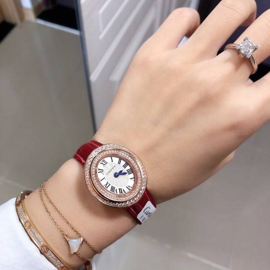 实拍 Cartier HYPNOSE系列腕表卡地亚椭圆双环交叠,演绎卡地亚柔美细腻的标志性风格。腕表灵动深邃,玫瑰金表壳镶嵌明亮式切割圆钻,太阳纹放射效果的表盘与剑形蓝钢指针,搭配鳄鱼皮带 典雅又唯美,再随机配送一条牛皮 30*26mm小号表款,搭配瑞士石英机芯,非常适合女性佩戴。 实拍 Cartier HYPNOSE系列腕表卡地亚椭圆双环交叠,演绎卡地亚柔美细腻的标志性风格。腕表灵动深邃,玫瑰金表壳镶嵌明亮式切割圆钻,太阳纹放射效果的表盘与剑形蓝钢指针,搭配鳄鱼皮带 典雅又唯美,再随机配送一条牛皮 30*26mm小号表款,搭配瑞士石英机芯,非常适合女性佩戴。