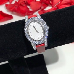 萧邦新款 LHEURE DU DIAMANT MEDIUM OVAL 此款LHeure du Diamant 椭圆形切割雕纹镶钻表盘 环以点缀钻石的表圈 优雅气韵 时尚风格和萧邦精湛的手工艺尽显无遗 光华耀目 MM™ 白玫同价