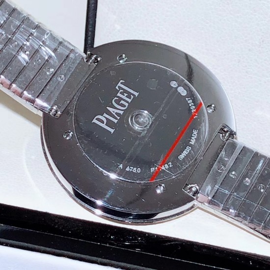 ★实拍 伯爵-PTAGET 新款 重磅来袭,POSSESSION --G0A44083系列:字面手工密镶钻石 进口瑞士石英机芯,进口篮宝石水晶玻璃镜面, 表壳材质:精钢镀 18k白金!手工镶饰162颗明亮式切割美钻 ,一比一完美复刻!表径 34mm。 ★实拍 伯爵-PTAGET 新款 重磅来袭,POSSESSION --G0A44083系列:字面手工密镶钻石 进口瑞士石英机芯,进口篮宝石水晶玻璃镜面, 表壳材质:精钢镀 18k白金!手工镶饰162颗明亮式切割美钻 ,一比一完美复刻!表径 34mm。