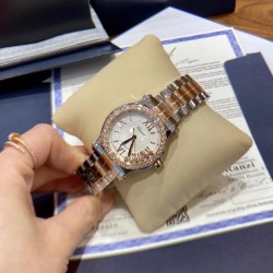 《YF出品》萧邦Happy Diamonds系列在女士腕表当中非常具有标志性，这款腕表拥有36和30毫米的腕表直径，对于大部分女士来说这个尺寸刚刚好。极具标志性的表壳设计搭配银色表盘，盘面上转动的钻石是萧邦Happy Diamonds最大的亮点设计所在。腕表搭载了自动上链机芯，能够为腕表提供42个小时的动力储存。。。YF臻品（2021新鲜上市）：萧邦HAPPY DIAMONDS系列274893-5003腕表（精钢-玫瑰金-白色贝壳表盘，7颗彩色活动钻石，2892-2全自动机械，36毫米）