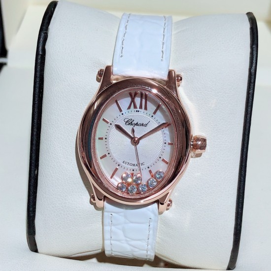 实拍 萧邦-ChopardHappy Sport Oval 石英版本腕表精钢表壳制表工艺与优雅美学风格巧妙结合,以此来展示女性魅力和技术性能。玫瑰金真空电镀材质,既优雅又时尚,以圆润柔美的曲线演绎隽永女性魅力。萧邦对象征永恒的椭圆形展现新颖诠释,打造出一款献给女性的臻礼,许下一个象征快乐的诚挚诺言。Happy Spor欢快嬉戏、自由旋转的水钻珠子在两片蓝宝石水晶之间愉悦轻舞。表壳 约30mm珍珠贝壳彩色表盘搭配光泽亮皮纹表带针扣穿戴C表扣。 实拍 萧邦-ChopardHappy Sport Oval 石英版本腕表精钢表壳制表工艺与优雅美学风格巧妙结合,以此来展示女性魅力和技术性能。玫瑰金真空电镀材质,既优雅又时尚,以圆润柔美的曲线演绎隽永女性魅力。萧邦对象征永恒的椭圆形展现新颖诠释,打造出一款献给女性的臻礼,许下一个象征快乐的诚挚诺言。Happy Spor欢快嬉戏、自由旋转的水钻珠子在两片蓝宝石水晶之间愉悦轻舞。表壳 约30mm珍珠贝壳彩色表盘搭配光泽亮皮纹表带针扣穿戴C表扣。
