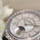 实拍 积家-Jaeger-LeCoultre DAZZLING RENDEZ- VOUS MOON约会系列月相珠宝腕表月之女神,是浪漫与柔美的象征,她掌管着大自然中的潮起潮落和季节更替,是艺术家与诗人们的灵感源泉,在温润莹亮的白色珍珠母贝映衬下,晶莹璀璨的钻石散发出夜空般的静谧之美,表圈镶嵌108颗 钻石,组成两个环绕表壳的同心圆。由36颗以爪镶工艺镶嵌的 钻石组成的外圈,为光芒闪耀的表圈营造出轻盈美妙的质感,尺寸36mm的精钢表壳搭配进口瑞士石英,采用蓝宝石水晶玻璃。 实拍 积家-Jaeger-LeCoultre DAZZLING RENDEZ- VOUS MOON约会系列月相珠宝腕表月之女神,是浪漫与柔美的象征,她掌管着大自然中的潮起潮落和季节更替,是艺术家与诗人们的灵感源泉,在温润莹亮的白色珍珠母贝映衬下,晶莹璀璨的钻石散发出夜空般的静谧之美,表圈镶嵌108颗 钻石,组成两个环绕表壳的同心圆。由36颗以爪镶工艺镶嵌的 钻石组成的外圈,为光芒闪耀的表圈营造出轻盈美妙的质感,尺寸36mm的精钢表壳搭配进口瑞士石英,采用蓝宝石水晶玻璃。
