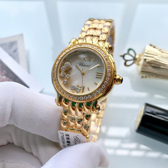 萧邦 Chopard Happy Diamonds 走珠系列腕表。巧妙运用其经典元素,发挥传奇般的大胆创意,展现浓厚的现代气息。天然珍珠贝母表盘搭配罗马、条钉刻度,采用双层玻璃镜面使钻石在表盘悬空游走,进口石英机芯,气质优雅之选,让你举手投足间优雅从容。尺寸32mm*35mm*10mm️ 萧邦 Chopard Happy Diamonds 走珠系列腕表。巧妙运用其经典元素,发挥传奇般的大胆创意,展现浓厚的现代气息。天然珍珠贝母表盘搭配罗马、条钉刻度,采用双层玻璃镜面使钻石在表盘悬空游走,进口石英机芯,气质优雅之选,让你举手投足间优雅从容。尺寸32mm*35mm*10mm️