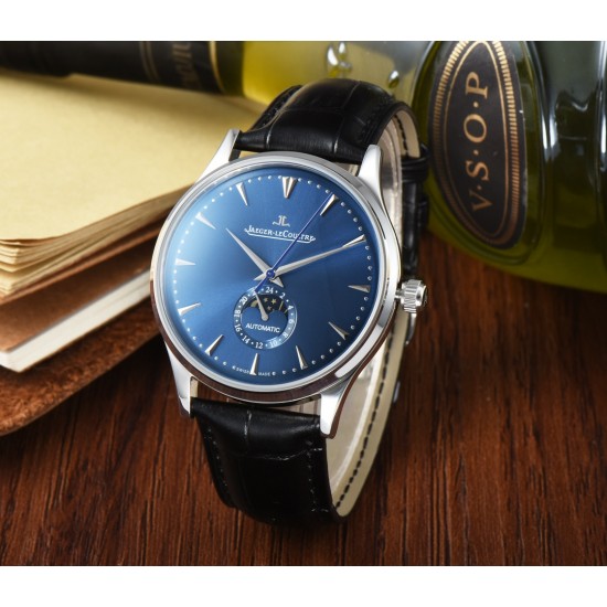 Jaeger-leCoultre Master Ultra Thin Moon积家超薄月相大师系列42mm腕表,简洁的线条设计,赏心悦目的表盘。 显示令表盘尽显活力,6位24小时指针宛如一幕和谐美妙的腕上芭蕾。透过玻璃底盖,机芯运行一目了然。这款厚度仅5.8毫米的超薄机芯向世人证实,超凡的技艺和极尽复杂的功能可以在狭小的空间内完美展现。顶级出品 精品不断 Jaeger-leCoultre Master Ultra Thin Moon积家超薄月相大师系列42mm腕表,简洁的线条设计,赏心悦目的表盘。 显示令表盘尽显活力,6位24小时指针宛如一幕和谐美妙的腕上芭蕾。透过玻璃底盖,机芯运行一目了然。这款厚度仅5.8毫米的超薄机芯向世人证实,超凡的技艺和极尽复杂的功能可以在狭小的空间内完美展现。顶级出品 精品不断
