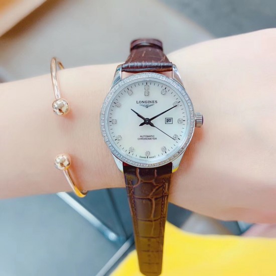皮带钢带同价机械「Longines开创者系列 赵丽颖 同款型号:L2.320.4.11.6(可佩戴原装质感牛皮)这是浪琴首个所有表款均被授以瑞士天文台认证(COSC)的腕表系列。此款女表采用超薄进口西铁城6t15机芯- 直径30 蓝宝石玻璃镜面防刮效果 316精钢打造与原装一样细节标准 背透设计清晰可见机芯的律动,出席任何场合尽显优雅个性真我态度。钻石圈口璀璨夺目非你莫属! 皮带钢带同价机械「Longines开创者系列 赵丽颖 同款型号:L2.320.4.11.6(可佩戴原装质感牛皮)这是浪琴首个所有表款均被授以瑞士天文台认证(COSC)的腕表系列。此款女表采用超薄进口西铁城6t15机芯- 直径30 蓝宝石玻璃镜面防刮效果 316精钢打造与原装一样细节标准 背透设计清晰可见机芯的律动,出席任何场合尽显优雅个性真我态度。钻石圈口璀璨夺目非你莫属!
