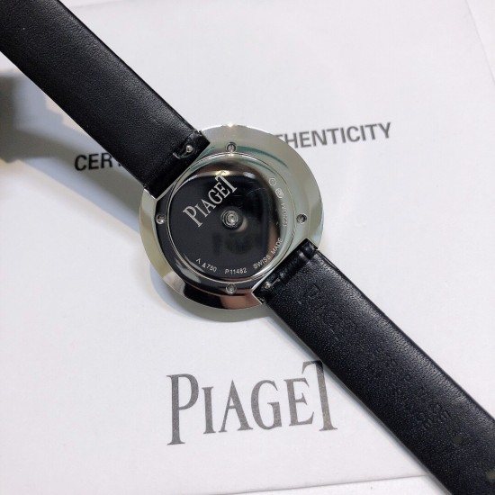 实拍 伯爵-PIAGET 女士腕表 瑞士石英机芯 316L精钢表壳 真牛皮表带 尺寸34*8mm 蓝宝石玻璃镜面 简约的设计,大胆而多彩的配色,以及旋转表圈是伯爵品牌 Possession腕表的特质所在。通过品牌制表师们天马星空的创意,将各个亮色的表带与贵金属、钻石、精钢材质相融,通过圆形盘面的演绎,令全新的 Possession腕表越发闪耀夺目,给人眼前一亮之感。 实拍 伯爵-PIAGET 女士腕表 瑞士石英机芯 316L精钢表壳 真牛皮表带 尺寸34*8mm 蓝宝石玻璃镜面 简约的设计,大胆而多彩的配色,以及旋转表圈是伯爵品牌 Possession腕表的特质所在。通过品牌制表师们天马星空的创意,将各个亮色的表带与贵金属、钻石、精钢材质相融,通过圆形盘面的演绎,令全新的 Possession腕表越发闪耀夺目,给人眼前一亮之感。