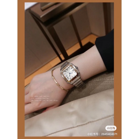 .钢带送皮带山度士女庄Santos de Cartier腕表 1⃣️表壳:316不锈钢2⃣️把的:七角形表冠 镶嵌一颗多切面蓝宝石 3⃣️表盘:阳光射线纹饰效果表盘/经典白罗马表盘4⃣️表针:剑型蓝钢指针 5⃣️表镜:蓝宝石水晶镜面 6⃣️钢表带:配备“SmartLink”表链调节装置 7⃣️表扣:搭配双重折叠表扣 表带均配备“QuickSwitch”表带快速替换装置 8⃣️表壳尺寸:35.1毫米 厚度:8.83毫米 防水深度10巴(约100米) .钢带送皮带山度士女庄Santos de Cartier腕表 1⃣️表壳:316不锈钢2⃣️把的:七角形表冠 镶嵌一颗多切面蓝宝石 3⃣️表盘:阳光射线纹饰效果表盘/经典白罗马表盘4⃣️表针:剑型蓝钢指针 5⃣️表镜:蓝宝石水晶镜面 6⃣️钢表带:配备“SmartLink”表链调节装置 7⃣️表扣:搭配双重折叠表扣 表带均配备“QuickSwitch”表带快速替换装置 8⃣️表壳尺寸:35.1毫米 厚度:8.83毫米 防水深度10巴(约100米)