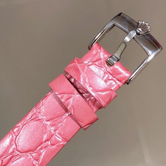 实拍 劳力士2020新品女性腕表 高级腕表ROLEX,一见倾心。劳力士切利尼女款奢华版惊艳上市,表面镶嵌12颗施洛华世奇彩钻,蕴意生命多姿多彩。表盘32尺寸,适配所有女神的手腕。手表搭载进口9015机芯,厚度仅为8毫米,足够薄,让您佩戴更舒适! 实拍 劳力士2020新品女性腕表 高级腕表ROLEX,一见倾心。劳力士切利尼女款奢华版惊艳上市,表面镶嵌12颗施洛华世奇彩钻,蕴意生命多姿多彩。表盘32尺寸,适配所有女神的手腕。手表搭载进口9015机芯,厚度仅为8毫米,足够薄,让您佩戴更舒适!