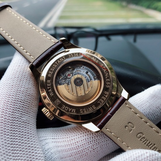 SJ出品 Rolex 劳力士 R33 新款休闲腕表(男士升级版真月相功能腕表系列),采用316精钢表壳、蓝宝石玻璃、 意大利进口小牛皮,原装针扣。日历和月相所有功能和原装机芯一致机芯改装复刻原装瑞士2824➖2全自动机芯(6位真日历与24小时日月星辰功能),振频:28800每小时振荡次数动力储备,具备超强防水功能。表里如一,独具匠心。三杰精致推荐男士机械腕表 SJ为你精心打造超真实实物图拍摄 SJ出品 Rolex 劳力士 R33 新款休闲腕表(男士升级版真月相功能腕表系列),采用316精钢表壳、蓝宝石玻璃、 意大利进口小牛皮,原装针扣。日历和月相所有功能和原装机芯一致机芯改装复刻原装瑞士2824➖2全自动机芯(6位真日历与24小时日月星辰功能),振频:28800每小时振荡次数动力储备,具备超强防水功能。表里如一,独具匠心。三杰精致推荐男士机械腕表 SJ为你精心打造超真实实物图拍摄