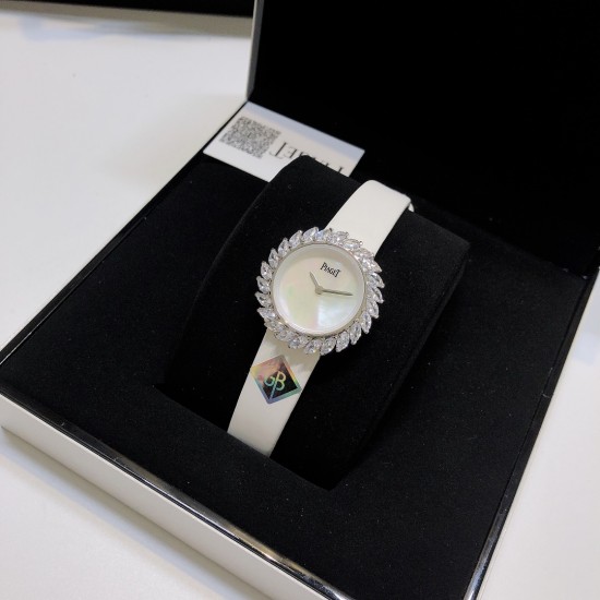 ❤️伯爵-PIAGET 全新高级珠宝系列,18K白金.玫瑰金,镶饰24颗马眼型切割美钻(约3.84克拉)是高级珠宝制作的一大挑战;钻石散发的耀眼光芒,皮带采用轻柔的缎面材质,与钻石造型形成优雅对比。原装尺寸31X7.8mm ❤️伯爵-PIAGET 全新高级珠宝系列,18K白金.玫瑰金,镶饰24颗马眼型切割美钻(约3.84克拉)是高级珠宝制作的一大挑战;钻石散发的耀眼光芒,皮带采用轻柔的缎面材质,与钻石造型形成优雅对比。原装尺寸31X7.8mm