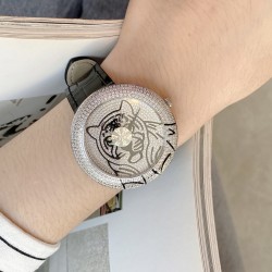 卡地亚-2022虎年限量款 虎虎生威 手工满镶钻表盘 搭配瑞士石英 机芯男士腕表，精品中性腕表 尊贵大气～风范时尚潮流，矿物质耐磨镜面玻璃，采用316钢，进口牛皮带，尺寸40mm