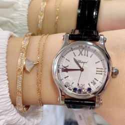 实拍 最新配色 特别款 最强副本萧邦CHOPARD快乐钻系列（原版开模）「中号36mm 」历时一年多研发终于面世，在蓝气球已经是女士标配的时代 萧邦快乐钻系列女表脱颖而出，成为时尚界追捧的一股潮流！此款不但能凸显出钻石的高贵而且更是「女神」最渴望拥有腕表之一 轻松出席各种场合不会出现「同款尴尬」【表带】标配美洲鳄鱼皮 【机芯】采用TOP级海鸥2892机芯，每颗机芯都经制表师的精调细选，确保带来稳定可靠的精准走时。绝世精品！图为36尺寸