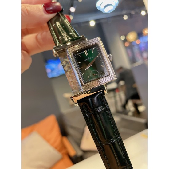 新款积家经典翻转系列高级女士腕表[飞吻][飞吻]精钢表壳，独特设计180度旋转翻盖，内置瑞士石英机芯，走时精准稳定！真皮表带，尺寸1比1[色][色]尺寸：23*34mm 厚度：13.5mm】