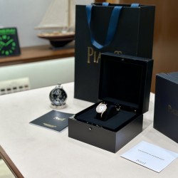 伯爵69Limelight Gala腕表超级版 正品级腕表尺寸32mm有鳄鱼皮表带，绢丝表带，牛皮表带可选运用一流的壳套打磨工艺，诠释伯爵优雅气质。表扣细节工艺，搭配施华洛世奇水钻，偶然一亮，清新脱俗。采用定制版瑞士石英机芯，续航给力，走时稳健，零返修。镶饰60颗明亮式切割钻（约0.92克拉）。表扣镶饰单颗明亮式切割施华洛世奇水钻（约0.01克拉）动人线条衬托优雅气质