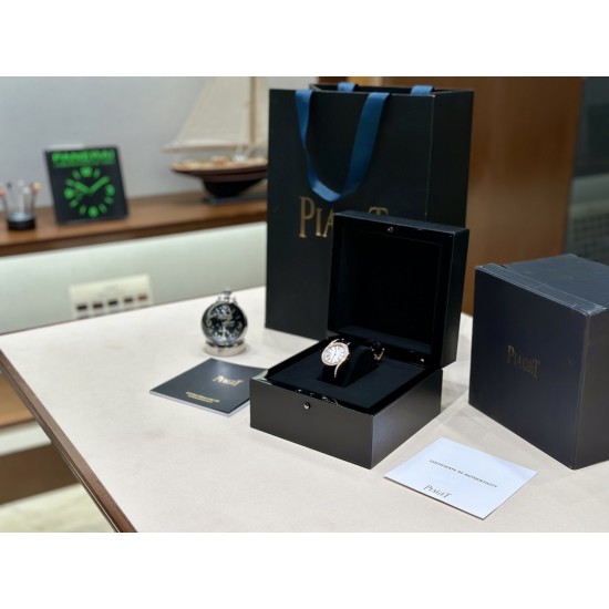 伯爵69Limelight Gala腕表超级版 正品级腕表尺寸32mm有鳄鱼皮表带,绢丝表带,牛皮表带可选运用一流的壳套打磨工艺,诠释伯爵优雅气质。表扣细节工艺,搭配施华洛世奇水钻,偶然一亮,清新脱俗。采用定制版瑞士石英机芯,续航给力,走时稳健,零返修。镶饰60颗明亮式切割钻(约0.92克拉)。表扣镶饰单颗明亮式切割施华洛世奇水钻(约0.01克拉)动人线条衬托优雅气质 伯爵69Limelight Gala腕表超级版 正品级腕表尺寸32mm有鳄鱼皮表带,绢丝表带,牛皮表带可选运用一流的壳套打磨工艺,诠释伯爵优雅气质。表扣细节工艺,搭配施华洛世奇水钻,偶然一亮,清新脱俗。采用定制版瑞士石英机芯,续航给力,走时稳健,零返修。镶饰60颗明亮式切割钻(约0.92克拉)。表扣镶饰单颗明亮式切割施华洛世奇水钻(约0.01克拉)动人线条衬托优雅气质