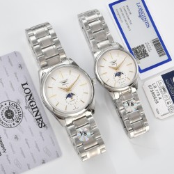 【赵丽颖同款】Longines浪琴 名匠系列情侣‍‍腕表。全新浪琴名匠月相腕表系列。 诠释女性高贵典雅。精钢表壳直径：34毫米尺寸。官方一致6字位月相1-31日期显示功能。进口石英机芯。三码合一。采用进口头层牛皮、原装蝴蝶扣。珍珠母贝表盘在女表中是运用较多的元素，浪琴为其搭配了12颗钻石时标，将女性魅力发挥到极致。盘面6点钟位置的小表盘显示月相和日期，兼顾实用性和浪漫感，精巧别致。字表盘扫描打版，颜色、“麦粒”格纹深浅、内影字体大小粗细与正品完全一致。 三码合一认准编号
