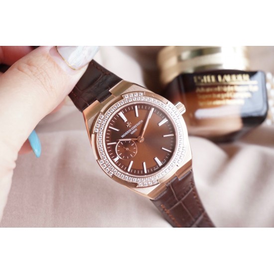 ★实拍 女神推荐款【Vacheron Constantin江诗丹顿】纵横四海系列OVERSEAS女款小号型【表壳】表径3610.8mm 质感细腻大方 84颗圆形切割施华洛水钻璀璨夺目 蓝宝石镜面永不刮花【表盘】大三针的设计 简约大方 旭日纹缎面拉丝的工艺处理 深邃优雅 18k金时标均带白色夜光涂层【机芯】CITIZEN8系列改Cal.5300机芯(机芯稳定零返修 )后原装18k纳米镀金质摆陀【表带扣】半马其他十字三片折叠式表扣 进口牛皮表带越欣赏 越懂欣赏 ★实拍 女神推荐款【Vacheron Constantin江诗丹顿】纵横四海系列OVERSEAS女款小号型【表壳】表径3610.8mm 质感细腻大方 84颗圆形切割施华洛水钻璀璨夺目 蓝宝石镜面永不刮花【表盘】大三针的设计 简约大方 旭日纹缎面拉丝的工艺处理 深邃优雅 18k金时标均带白色夜光涂层【机芯】CITIZEN8系列改Cal.5300机芯(机芯稳定零返修 )后原装18k纳米镀金质摆陀【表带扣】半马其他十字三片折叠式表扣 进口牛皮表带越欣赏 越懂欣赏
