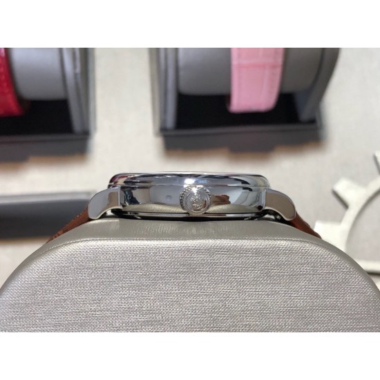 实拍【IWC 2019推出女士全新 Portofino波涛菲诺系列】1⃣️:壳套尺寸34mm/8.8mm采用316精钢材质打磨,每个壳套全程CNC处理所有细节达到完美2⃣️:采用进口日本9015天文台级别经过本厂严格把控 调试 达到零返修稳定性3⃣️:采用瑞士蓝宝石镜面 通透明亮4⃣️字面采用简洁的条丁罗马和表盘十二颗 设计呈现出精致典雅之感5⃣️:表带采用原装快速更换系统 搭配意大利小牛皮皮质柔软细腻:有六种颜色可选(绿色,兰色,黑色,深棕,酒红,粉色)6⃣️:原装表扣采用316精钢材质打磨 实拍【IWC 2019推出女士全新 Portofino波涛菲诺系列】1⃣️:壳套尺寸34mm/8.8mm采用316精钢材质打磨,每个壳套全程CNC处理所有细节达到完美2⃣️:采用进口日本9015天文台级别经过本厂严格把控 调试 达到零返修稳定性3⃣️:采用瑞士蓝宝石镜面 通透明亮4⃣️字面采用简洁的条丁罗马和表盘十二颗 设计呈现出精致典雅之感5⃣️:表带采用原装快速更换系统 搭配意大利小牛皮皮质柔软细腻:有六种颜色可选(绿色,兰色,黑色,深棕,酒红,粉色)6⃣️:原装表扣采用316精钢材质打磨
