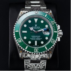 ROLEX劳力士水鬼搭配 纯手工雕花效果，仿佛枯燥的时间机器赋予了桀骜不羁的灵魂，真正的西装暴徒。一跃而起腾起的水花，将鲤鱼衬托得动感十足，寓意锦鲤化龙转运，势必风生水起。整表搭载最新版3135机芯，所有配件原厂互换。以最小的代价玩最酷的表，欢迎品鉴！！！