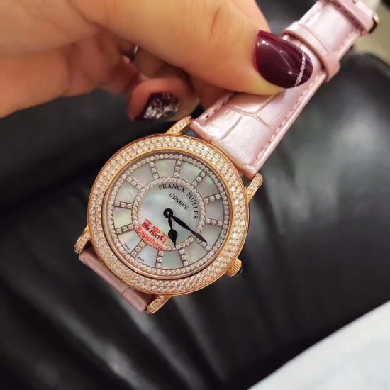 法兰克穆勒Franck muller ⏱FM新款镶钻简约女表✔️表壳表盘均选用进口5A水钻镶嵌、绝不掉钻‼️表盘很立体的双层字面、底层采用高端定制天然母贝、颜色炫彩自然、12个刻度用水钻镶嵌、立体感十足真皮表带、钢壳、进口石英机芯、蓝宝石水晶玻璃镜面、高品质、表盘直径约36毫米❗️这个夏天不离手的时尚单品 法兰克穆勒Franck muller ⏱FM新款镶钻简约女表✔️表壳表盘均选用进口5A水钻镶嵌、绝不掉钻‼️表盘很立体的双层字面、底层采用高端定制天然母贝、颜色炫彩自然、12个刻度用水钻镶嵌、立体感十足真皮表带、钢壳、进口石英机芯、蓝宝石水晶玻璃镜面、高品质、表盘直径约36毫米❗️这个夏天不离手的时尚单品