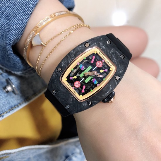 实拍 最新理查珐琅棉花糖理查德米勒 RichardMille 珐琅棉花糖 最新爆款 bon bon系列最稀有的作品!克服传统工艺打破模式!钟表最受尊敬的技术之一。不是所有人的嫁妆,棉花糖运动曲线和颜色,它们是诱人的。有了理查德米勒,实现了把棉花糖戴在你的手腕上!白色陶瓷加上黄粉绿搪瓷表盘,RM-07柔和的颜色创造了一个组合...甜蜜!糖果店的一次旅行,一个让人难以置信的艺术品。你会戴上它吗? 实拍 最新理查珐琅棉花糖理查德米勒 RichardMille 珐琅棉花糖 最新爆款 bon bon系列最稀有的作品!克服传统工艺打破模式!钟表最受尊敬的技术之一。不是所有人的嫁妆,棉花糖运动曲线和颜色,它们是诱人的。有了理查德米勒,实现了把棉花糖戴在你的手腕上!白色陶瓷加上黄粉绿搪瓷表盘,RM-07柔和的颜色创造了一个组合...甜蜜!糖果店的一次旅行,一个让人难以置信的艺术品。你会戴上它吗?