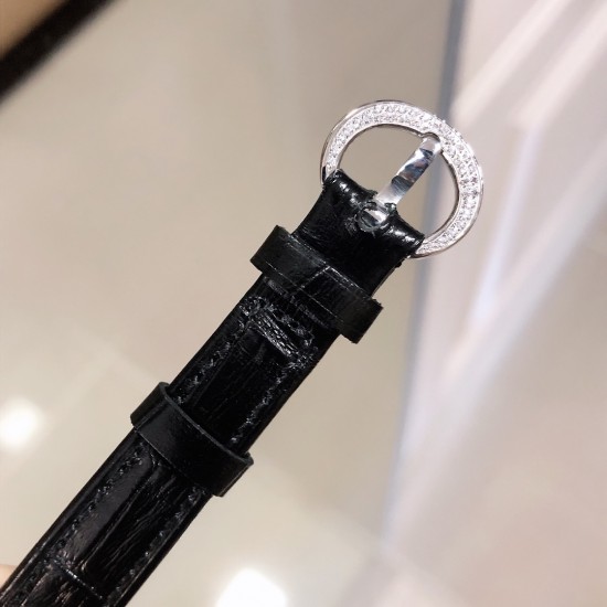 实拍 萧邦HAPPY DIAMONDS系列快乐钻腕表!珍珠贝母雕花纹饰 蓝宝石玻璃镜面 我们就是自己的神话 原厂瑞士石英机芯 镜面内7颗快乐钻自由转动 活动钻石围绕表盘回旋起舞 制作精巧的表壳玩味透明概念 chopard家标志性的Happy钻石在两片蓝宝石水晶玻璃 形成的空间内自由滑动 充分展现自由和欢快的感觉 表壳顶端与底端各缀有一圈钻石 树叶形指针 较小的同心圆为珍珠母贝质地 呈圆满的球型 两个同心圆环上皆全手工镶有钻石 七颗灵动钻石如悬空漂浮一般 细节见真知。 实拍 萧邦HAPPY DIAMONDS系列快乐钻腕表!珍珠贝母雕花纹饰 蓝宝石玻璃镜面 我们就是自己的神话 原厂瑞士石英机芯 镜面内7颗快乐钻自由转动 活动钻石围绕表盘回旋起舞 制作精巧的表壳玩味透明概念 chopard家标志性的Happy钻石在两片蓝宝石水晶玻璃 形成的空间内自由滑动 充分展现自由和欢快的感觉 表壳顶端与底端各缀有一圈钻石 树叶形指针 较小的同心圆为珍珠母贝质地 呈圆满的球型 两个同心圆环上皆全手工镶有钻石 七颗灵动钻石如悬空漂浮一般 细节见真知。