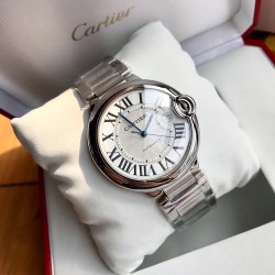 卡地亚 蓝气球「 Cartier 」凹面弧形表壳，扭索雕纹表盘，剑形指针，在卡地亚制表世界中，Ballon Bleu 蓝气球腕表以风格细腻，格调高雅著称。