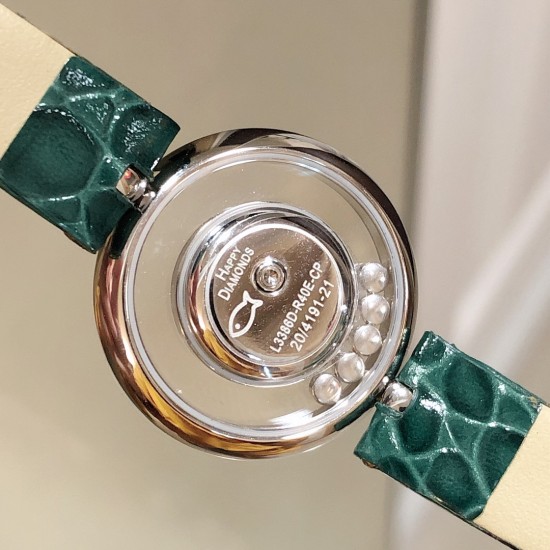 【独家美拍萧邦经邦萧邦HAPPY DIAMONDS系列快乐钻腕表】新增最新绿表盘 蓝宝石玻璃镜面 我们就是自己的神话 原厂瑞士石英机芯 镜面内7颗快乐钻自由转动 活动钻石围绕表盘回旋起舞 制作精巧的表壳玩味透明概念 chopard家标志性的Happy钻石在两片蓝宝石水晶玻璃 形成的空间内自由滑动 充分展现自由和欢快的感觉 表壳顶端与底端各缀有一圈钻石 树叶形指针 较小的同心圆为珍珠母贝质地 呈圆满的球型 两个同心圆环上皆全手工镶有钻石 七颗灵动钻石如悬空漂浮一般 细节见真知 【独家美拍萧邦经邦萧邦HAPPY DIAMONDS系列快乐钻腕表】新增最新绿表盘 蓝宝石玻璃镜面 我们就是自己的神话 原厂瑞士石英机芯 镜面内7颗快乐钻自由转动 活动钻石围绕表盘回旋起舞 制作精巧的表壳玩味透明概念 chopard家标志性的Happy钻石在两片蓝宝石水晶玻璃 形成的空间内自由滑动 充分展现自由和欢快的感觉 表壳顶端与底端各缀有一圈钻石 树叶形指针 较小的同心圆为珍珠母贝质地 呈圆满的球型 两个同心圆环上皆全手工镶有钻石 七颗灵动钻石如悬空漂浮一般 细节见真知