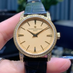 实拍2020年江诗丹顿传袭超薄系列-Vacheron Constantin 专为女神打造的，奢华时尚，采用进口316钢表壳，搭配原装进口9015机芯（0返修），天然蓝宝石玻璃镜面，直径33mm，超薄工艺7.8mm，超强防水30米，竹节纹进口小牛皮表带，一表一码。