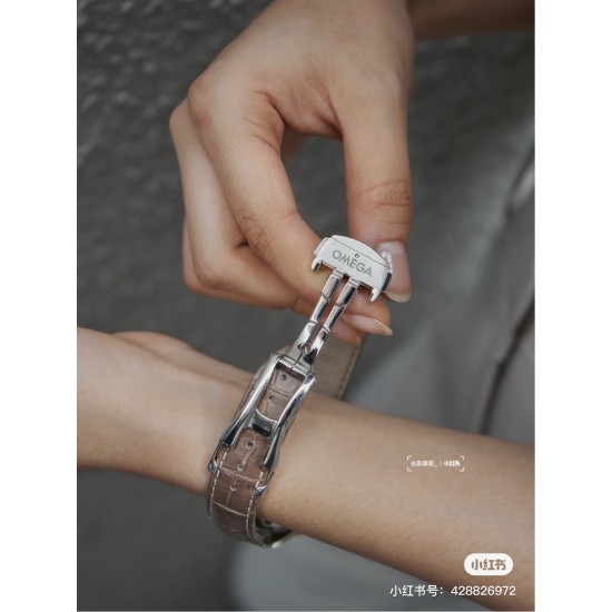 时光淙淙,细品每一刻芳香醇厚。欧米茄超霸系列38mm“卡布奇诺”有着双色的表盘配色,3个椭圆形小表盘的设计也令人眼前一亮。316精钢表壳福独特和欧米茄独特的Sedna️18K金搭配,整个表壳外圈镶钻,显得璀璨耀眼,匠具独心的双重表圈设计将钻石的闪亮光泽与超霸原型表款的运动精神完美融合,简直太显精致时髦感了!如此传奇的它颜值真的超能打,此款配色真的很治愈,不仅颜色百搭,完全不挑肤色! 时光淙淙,细品每一刻芳香醇厚。欧米茄超霸系列38mm“卡布奇诺”有着双色的表盘配色,3个椭圆形小表盘的设计也令人眼前一亮。316精钢表壳福独特和欧米茄独特的Sedna️18K金搭配,整个表壳外圈镶钻,显得璀璨耀眼,匠具独心的双重表圈设计将钻石的闪亮光泽与超霸原型表款的运动精神完美融合,简直太显精致时髦感了!如此传奇的它颜值真的超能打,此款配色真的很治愈,不仅颜色百搭,完全不挑肤色!